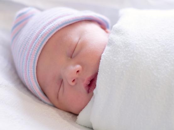 manfaat bedong bayi untuk mencegah bayi mencakar wajahnya saat tidur